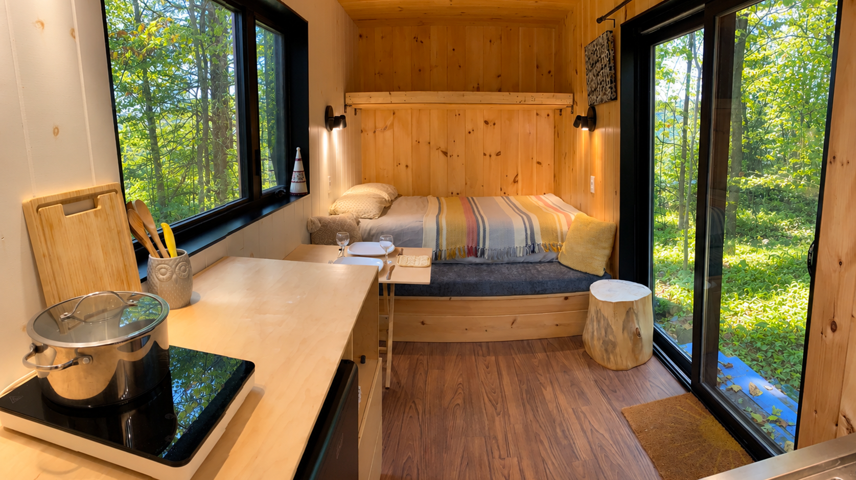 Intérieur mini-maison moderne et réfléchie